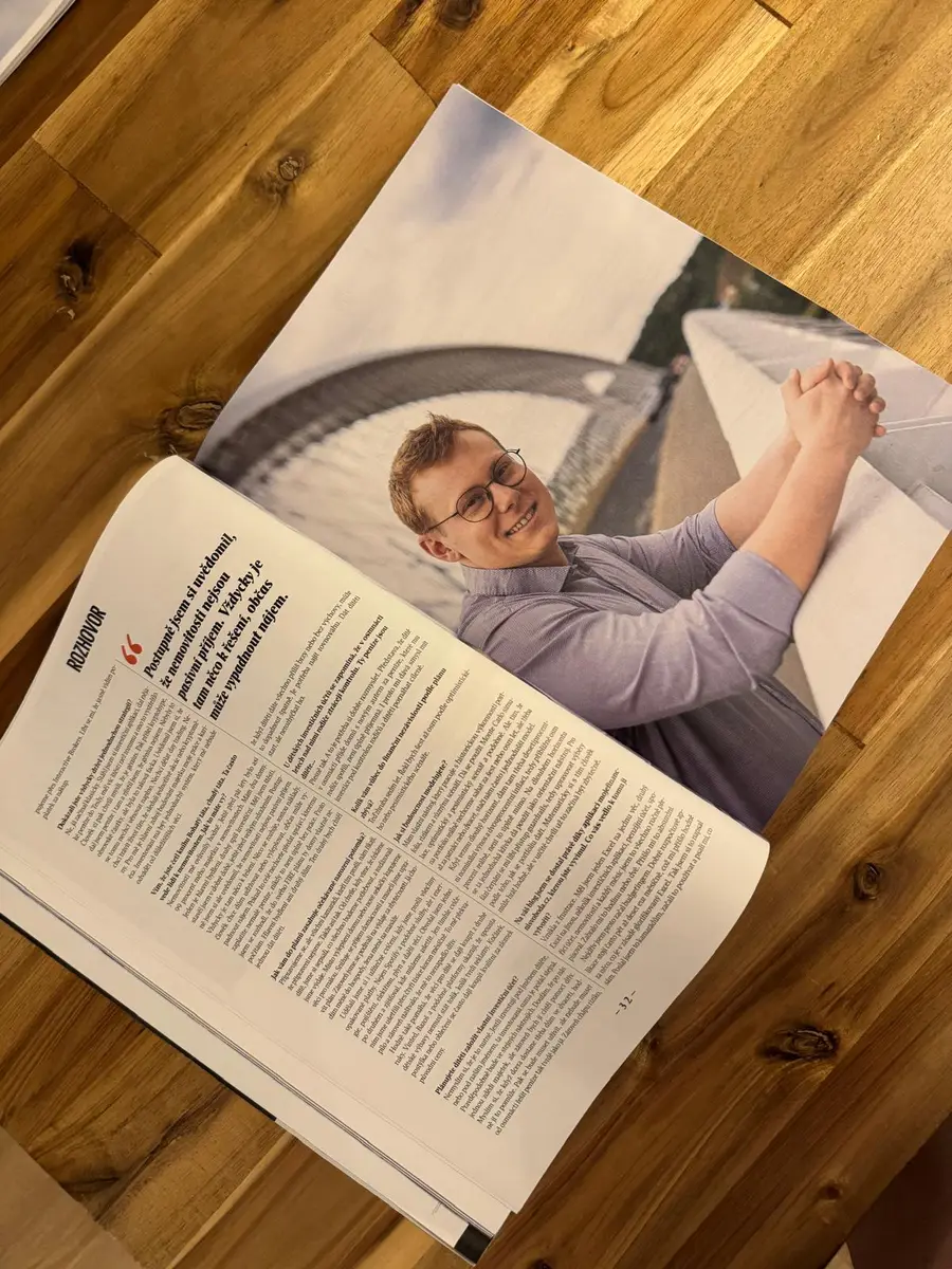 Usměvavý Dennis Vymer v rozhovoru pro magazín Rentiér