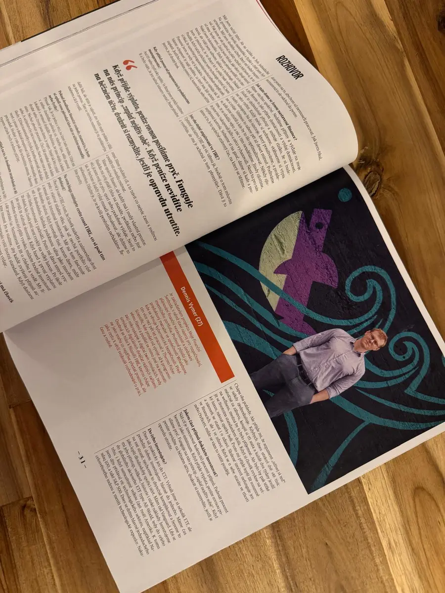 Dvoustrana rozhovoru v magazínu Rentiér s celostránkovým portrétem Dennise Vymera