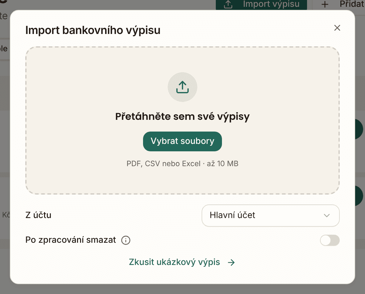 Okno Import bankovního výpisu v demu aplikace: jedna plocha s nápisem Přetáhněte sem své výpisy, tlačítko Vybrat soubory a řádek PDF, CSV nebo Excel až 10 MB, pod tím výběr účtu, přepínač Po zpracování smazat a odkaz Zkusit ukázkový výpis